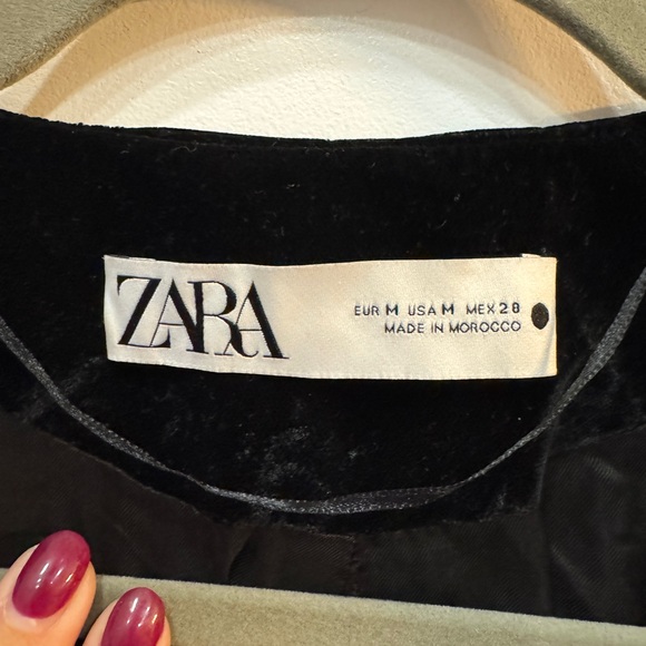 Zara Black Velvet Blazer Jacket
Size Medium - Picture 3 of 4